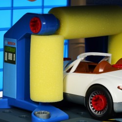 Theo Klein 8647 Bosch Car Service Station | Mit Waschanlage und höhenverstellbarer Hebebühne | Inklusive demontierbarem Auto | Maße: 41 cm 39 cm 29 cm | Spielzeug für Kinder ab 3 Jahren BOSCH 47420 13