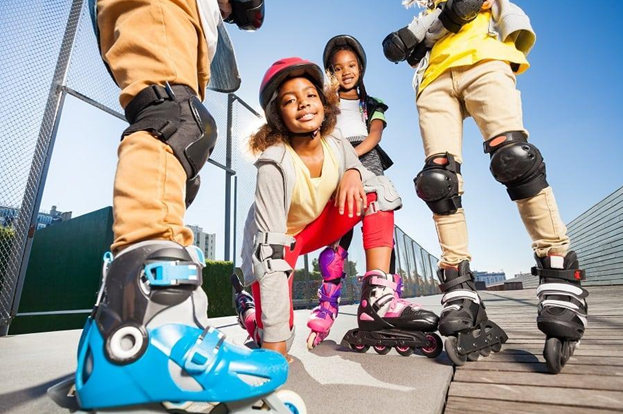 Какви предпазни средства трябва да имат децата при каране на кънки, ролери и скейтбордове?